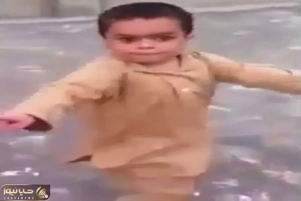آواز شاد؛ بچه مثه پرچم جلو مغازه میرقصه مونده بالاتنه بلرزونه یا تمرکز بذاره واسه قرش