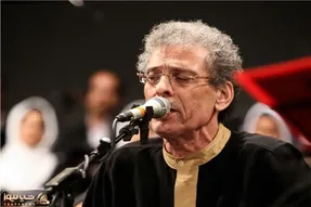آواز کردی/استاد کامکار بزرگ با صدای گرفتش تو مهمونی خونه خودش میزنه و میخونه