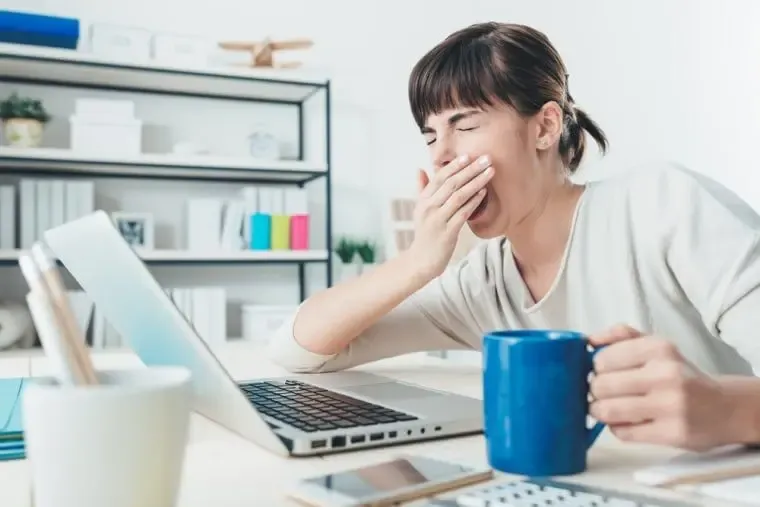 پشت میز کار خود خواب آلود می شوید؟ راه حل را ما به شما می گوییم!