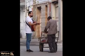 آواز خیابانی؛ ببینید جوونه چه حرکت خفنی با آهنگ کی بهتر از تو برای آقای ریش سفید زد