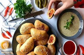 آموزش آشپزی؛ فوت و فن درست کردن پیراشکی گوشت با خمیر نانوایی