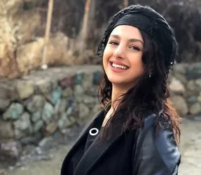 فیلم رقص جوانه دلشاد با لباس ناجور وسط دریاچه نمک!