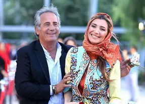 خانم بازیگر مشهور می خواهد برای پدرش زن بگیرد!