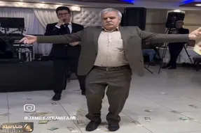 آواز محلی؛ پیرمرد با رقص آذری بمبش خواننده رو ترغیب کرد اونم برقصه چقد با انرژیه بشر