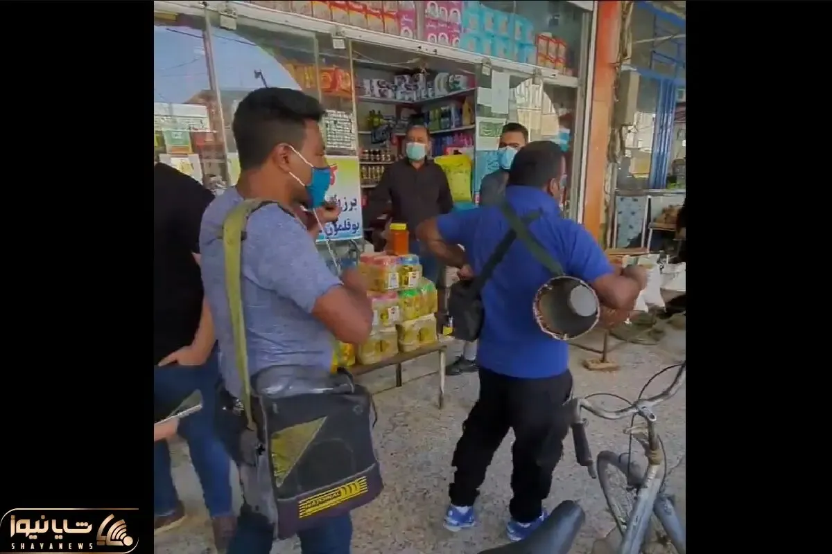 آواز خیابانی؛ ببینید آقاهه تو بازار با آهنگش چه ملتی پشت خودش راه انداخته بنازم!