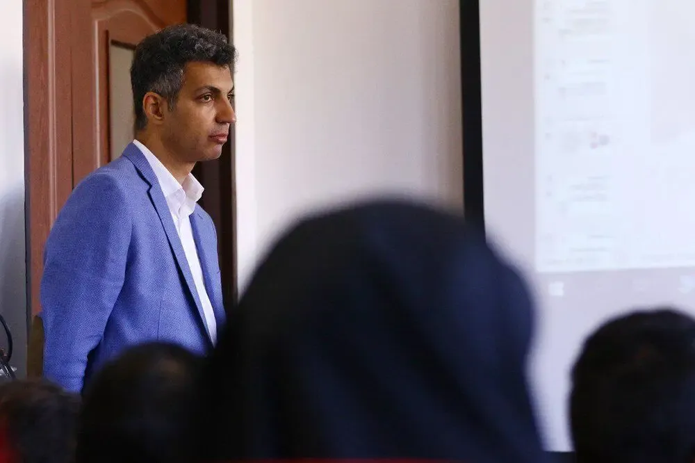 (عکس) تیپ جالب عادل فردوسی‌پور در کلاس مجازی دانشگاه شریف
