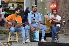 آواز خیابانی؛ ببینید آقا مو بلوند و اکیپش آهنگ بگو چند ناصر زینلی رو چه هماهنگ میخونن
