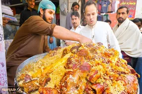 غذای خیابانی؛ پلو طلایی معروف پیشاوری ها که کلی آدم از خارج میان واسه دیدن و خوردنش