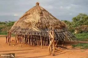 معماری خلاقانه؛ تو بیابون دسته بیل بهم چسبوندن خونه شه از گرما نسوزن خوراک کومودو نشن