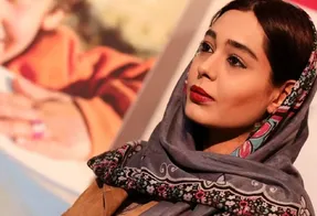 بازیگر سریال گیسو با ژستی عجیب از عشق می گوید!