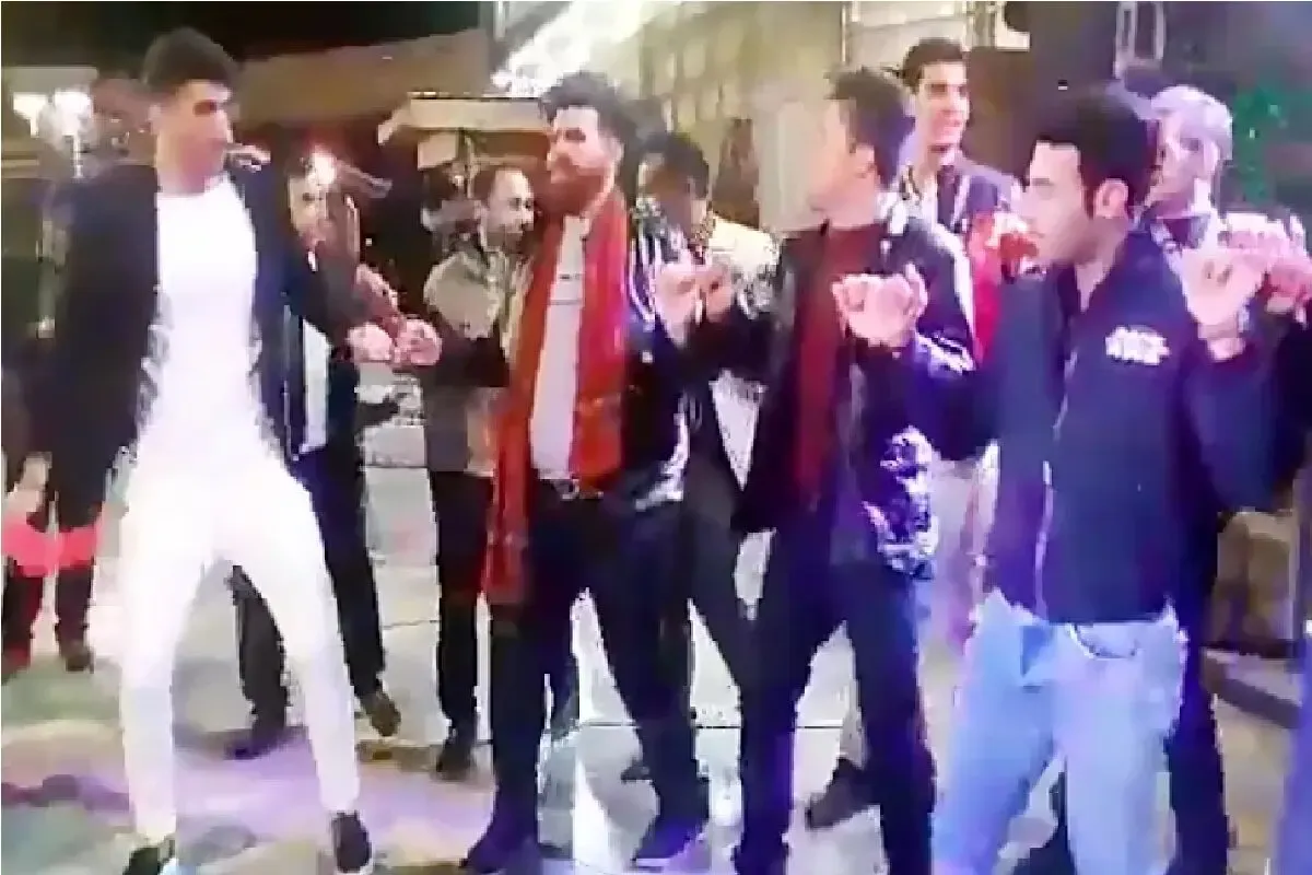 آواز شاد؛ پدافند هوایی فعاله ملت غیور رفتن عروسی بزن و بکوب فقط خواننده میگه بزن بزنه