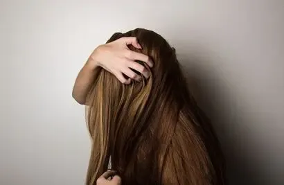 پشت پرده اکستنشن مو؛ استثمار زنان زندانی و فقیر