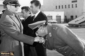 سفر به ایام قدیم؛ نصیری، رئیس ساواک کنار سفیر اسرائیل و مامور موساد در تهران
