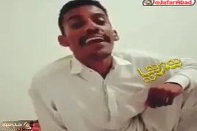 آواز شاد؛ پسره برگرد میخونه ولی یه نیشخندی میزنه که انگار به مسخره گرفته طرفو