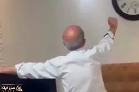 آواز شاد؛ پیرمرد منعطف معلوم نیست میرقصه یا داره خودزنی میکنه عین مار پیتون میپیچه