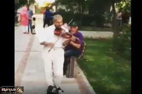 آواز خیابانی؛ پیرمرد تو جمع رفیقاش چه رقصی میره و بابا کرم میزنه خیلی انعطاف پذیره