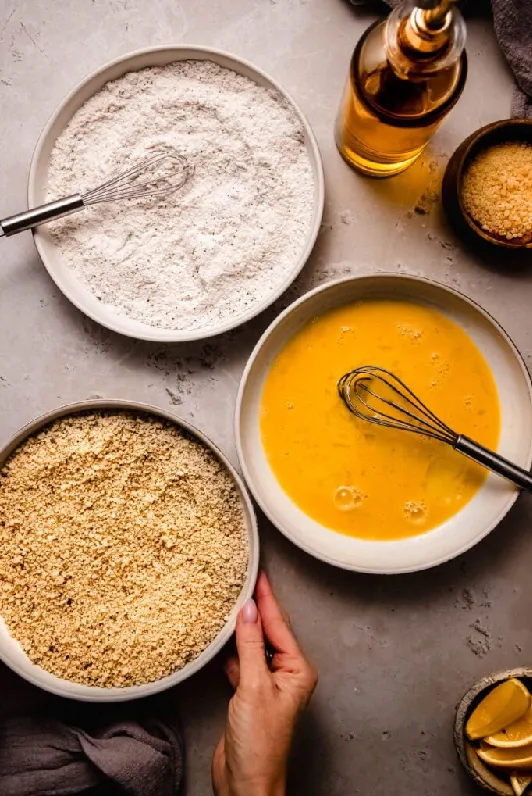 آرد گندم، تخم مرغ و پودر سوخاری آرد گندم، تخم مرغ و پودر سوخاری