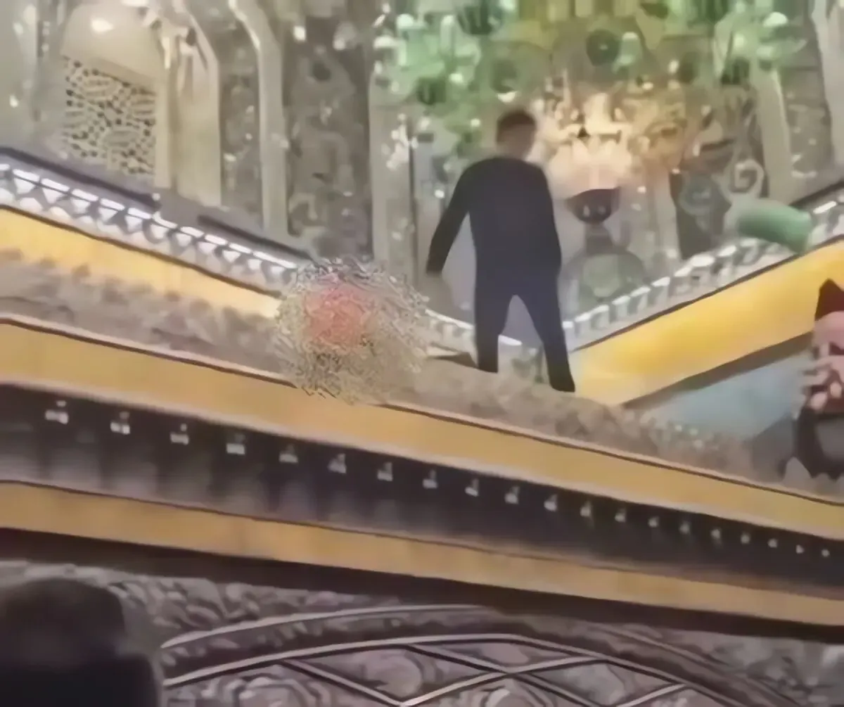 ماجرای هتک حرمت فردی که به خاطر چک نذر 100 میلیونی رفت بالای ضریح متبرک امام رضا