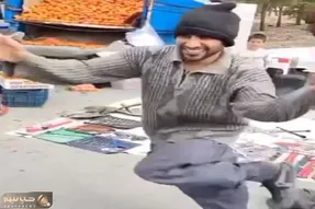 آواز شاد؛ این آقا با اون کلاه باحالش وسط بازار میرقصه پشتک میزنه انگار استخون نداره