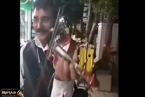آواز کوچه بازاری؛ آقا خسته دل چه با لبخند آهنگ سوزناک میزنه گریه ملت رو درآوورد!