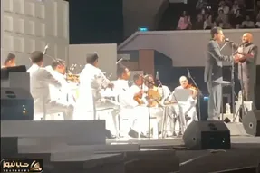 آواز ماندگار؛ ببینید همایون شجریان به عشق پدرش با چه بغضی آهنگ اشک مهتاب رو میخونه