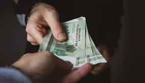 افزایش حقوق کارمندان در سال 1401؛ حقوق چه کسانی بیشتر افزایش می‌یابد؟