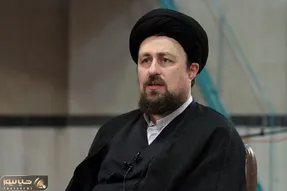 تصویر سید حسن خمینی در کنار لباس نظامی سردار سلامی که در لحظه شهادت بر تن داشت