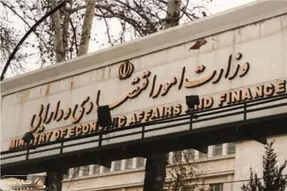 وزیر اقتصاد: زیان بانک آینده برای سهامداران اصلی/ سپرده‌ها امن هستند