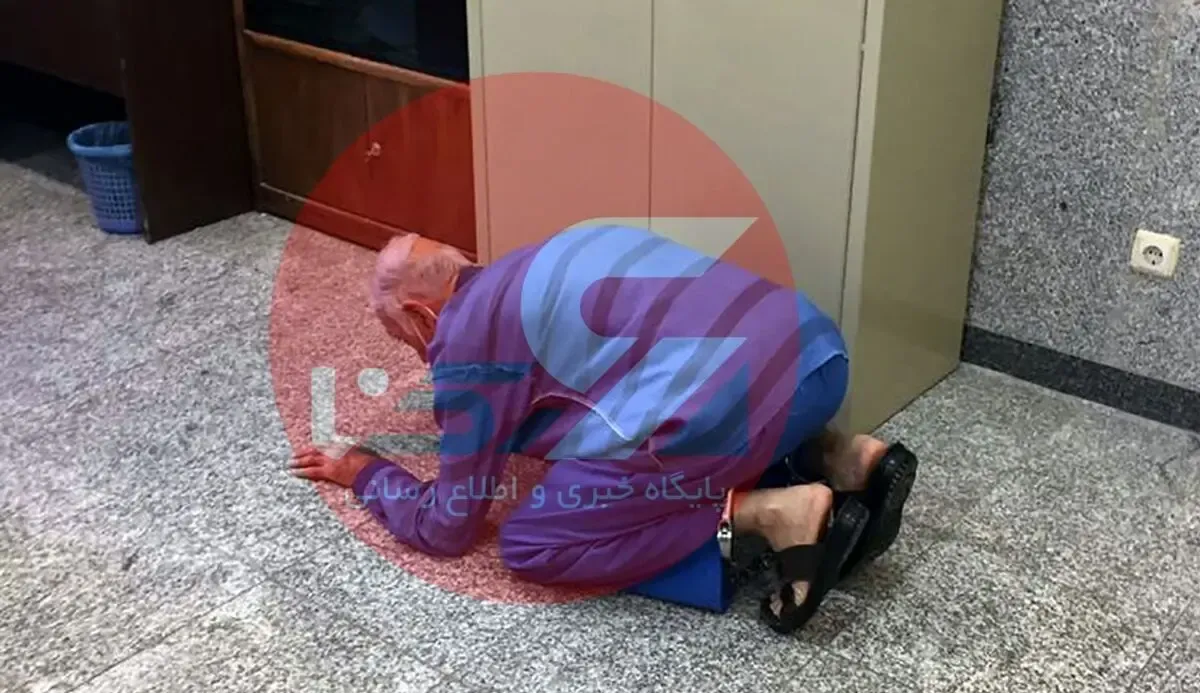 (عکس) سجده شکر پدر بابک خرمدین بعد از قتل پسرش!