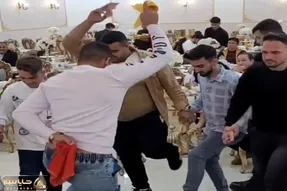 آواز محلی؛ رقص خاص سه پا تو عروسی که کل مهمونا وسطن خواننده یاشاسین میخونه بقیه جوگیر