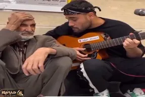 آواز احساسی؛ پسر سرخوش اومد حال پیرمرد عبوسو عوض کنه یه چی خوند بدتر شد ماجرا