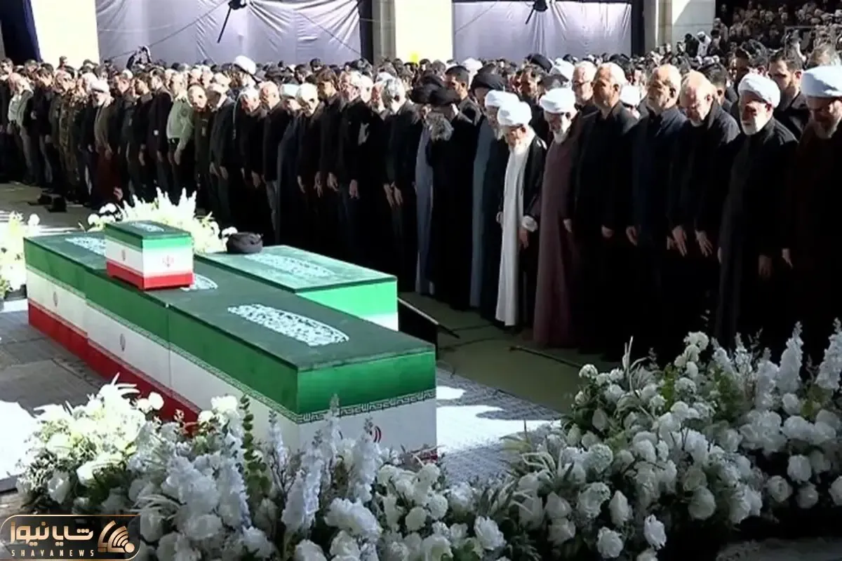 (عکس) چه کسانی در صف اول نماز رهبر شهید حاضر بودند؟