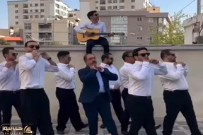 آواز شاد؛ آواز گروهی رئیس بانک با پرسنلش که دختر چشم ابرو مشکی میخونن تو بالا پشت بوم