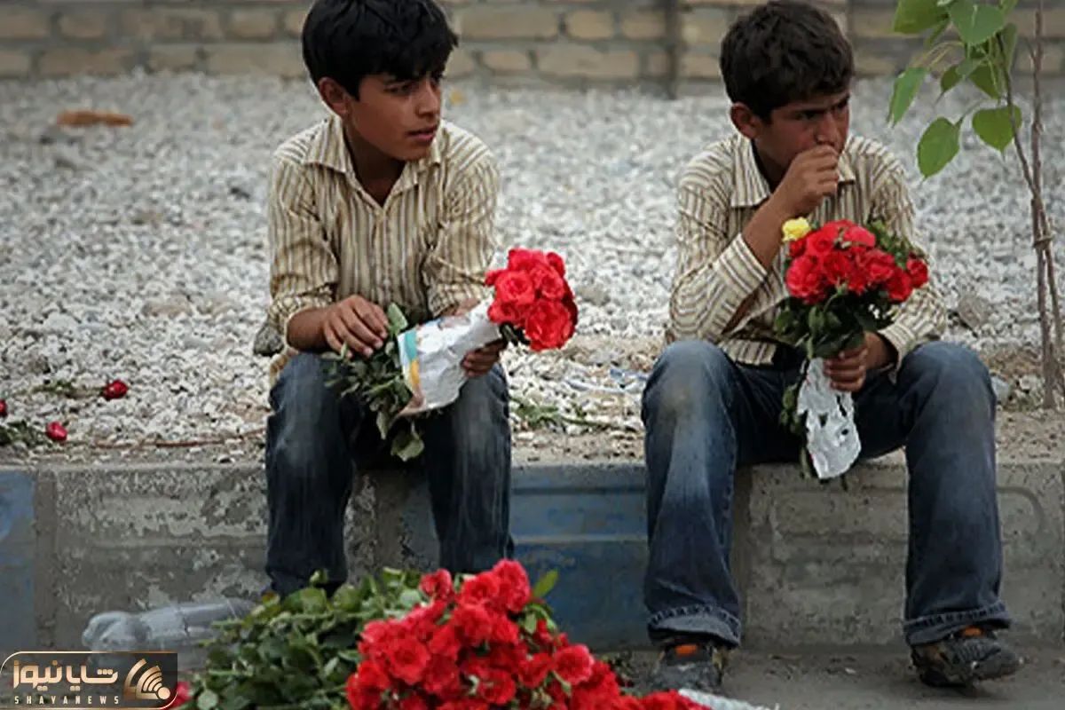 آواز احساسی؛ ببینید بچه های کار دوقلو چه با بغض وسط بازار آهنگ سنگ تراش رو میخونن