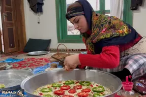 غذای خوش پخت دهاتی؛ مادر و دختر خوش ذوق روی آتیش با ذغال یه پیتزای کبیر پختن معرکه