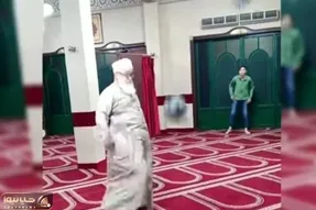 (ویدئو) جنجال فوتبال بازی کردن یک امام جماعت در مسجد!