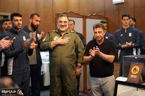 (عکس) هدیه خاص امیر قلعه‌نویی به فرمانده نیروی هوایی ارتش