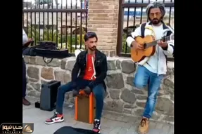 آواز خیابانی؛ ببینید این آقای گیس گندمی و بندش چه موسیقی دلنوازی میزنن!