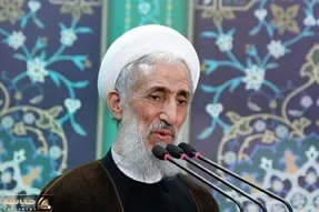 (ویدئو) تصاویر تازه از حال و هوای کاظم صدیقی در مراسم تشییع فرزندش