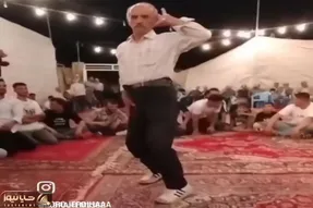 آواز شاد؛ پیرمرد با کتونی اومد رو فرش برقصه اول فک کردن شوته ولی بعد دیدن خودشون شوتن