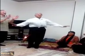 آواز شاد؛ پیرمرد سرخوش شبیه درخت بید که باد میخوره خم میشه سیرکی میلرزونه بنازم بُنیه