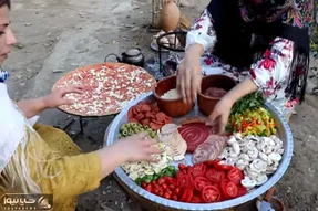 غذای خوش پخت دهاتی؛ بدون فر روی آتیش پیتزا پختن محشر چقدر بزرگ و پر ملات خوردن داره