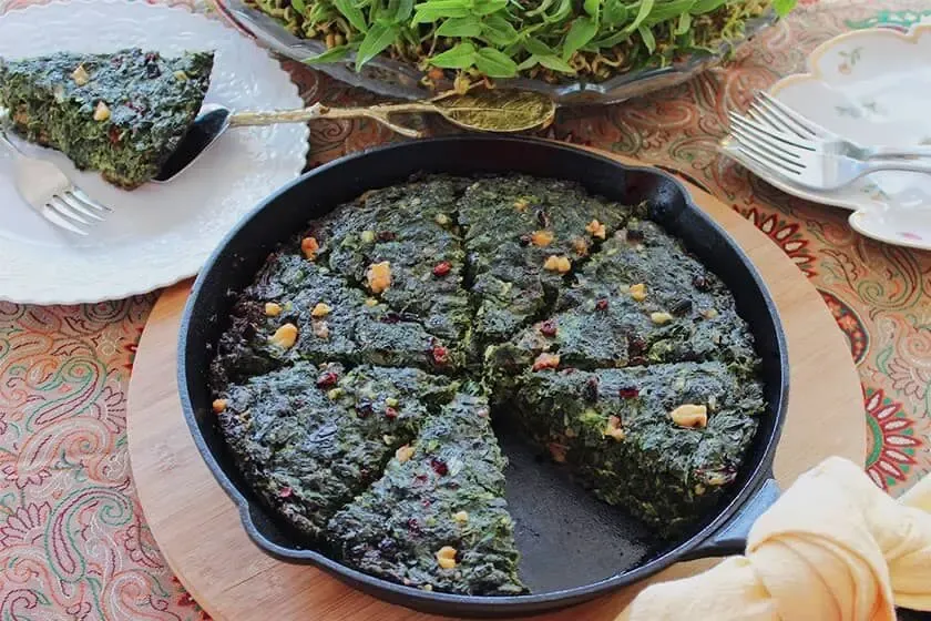 طرز تهیه کوکو سبزی خوشمزه با زرشک و گردو + ترفندهای پوک شدن