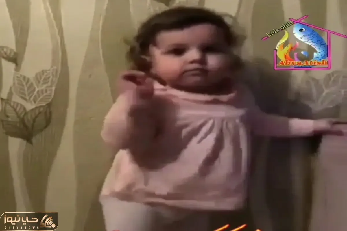 آواز شاد؛ دختر تو دل برو با آهنگ همخونی میکنه و اطوار ریز میریزه بامزه ی فینگیلی رو