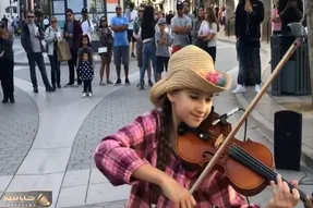 مطربی خیابانی؛ ببینید این دختر با ساز زدن محشرش چجور جماعتی رو دور خودش جمع کرده