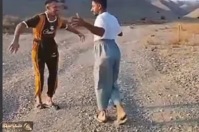 آواز محلی؛ این دوتا پسر با زیر شلواری رو  ببینید چه گرد و خاکی کردن وسط جاده خاکی