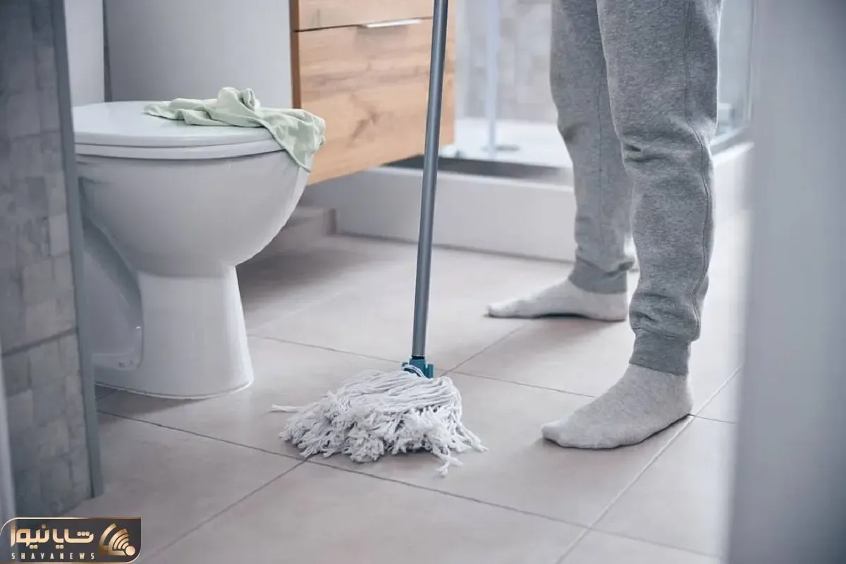 ترفندای خونگی پاک کردن سرامیک سرویس بهداشتی؛ اینجوری کفپوش حموم و دستشویی رو برق بنداز