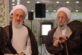چشمان باز آیت الله مصباح در هنگام غسل و چند سوال