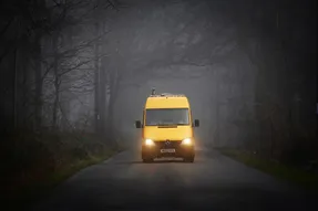 (عکس) تبدیل یک مینی بوس قدیمی به کمپر ون، هنرِ زیبای یک بانو