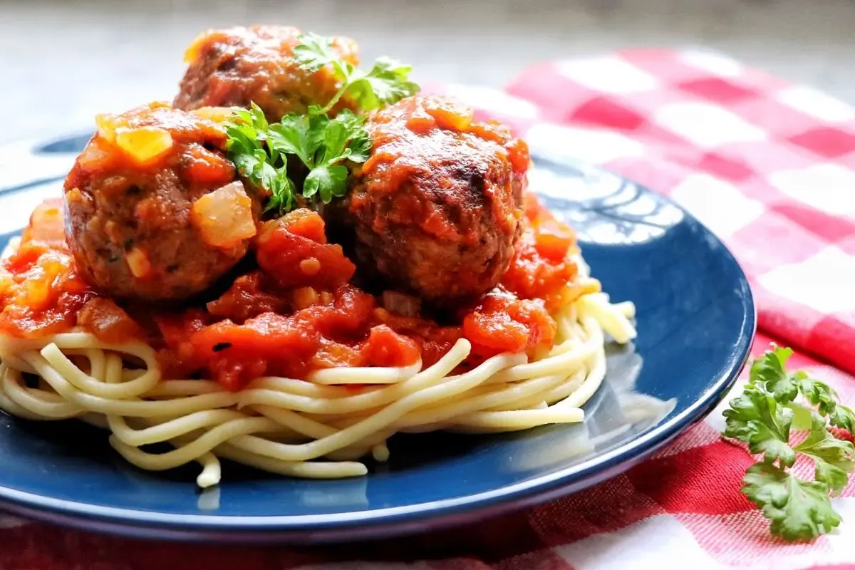 طرز تهیه میت بال؛ خیلی راحت و بی دردسر یه غذای فرنگی اما مطابق ذائقه ایرانی درست کن